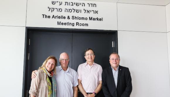 בתמונה מימין לשמאל: פרופ' יוסי רוזנוקס, ד"ר שלמה מרקל, פרופ' אריאל פורת ואריאל מרקל