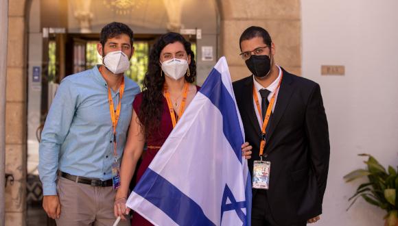 שלושת הנציגים הישראלים בקורס של אוניברסיטת החלל הבינלאומית בגרנדה. מימין לשמאל: דור אפריאט, מלודי קורמן דורון זלמן (בוגר הנדסה מכנית)